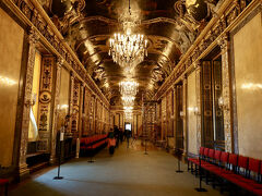 こちらは、カール11世ギャラリー。
ヴェルサイユ宮殿の鏡の間を模しているとのこと。
