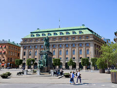 ヨーロッパらしい、中央に銅像のあるグスタフ・アドルフ広場。
こちらの銅像は「グスタフ 2 世アドルフの像」。
王宮から、国会議事堂のあるへランズホルメン島を渡ったところ。