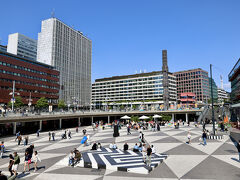 その後は、観光客や地元の買い物客で大賑わいのドロットニング通りを歩いて、ストックホルム繁華街の中心にある「セルゲル広場」へ。
地下1階が広場になっている変わったつくり。
ガムラ・スタンとはうってかわり、周囲は現代的な建物が建ち並んでいます。