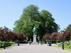 では、ホテルで少し休憩し、観光再開！
今度は、ユールゴールデン島の周囲を一周するSTROMMA社の「ロイヤルユールゴーデンボートツアー」に乗船します！
こちらは、乗船場のすぐ近くにある王立公園。