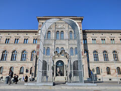 クルーズ乗船場からシェップスホルメン島は、徒歩で10分ほど。
こちらは、国立美術館の建物。
エントランス前の現代アートも作品の一つ。