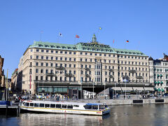 これは、戻ってきた後の写真だけど、乗船場はグランドホテルのすぐ目の前。
STROMMA社のチケット売り場と、のぼり旗がたくさん出ているのですぐに分かる。
今回乗船したのは、写真に写っているとても平べったいボート。後ろはオープンエアになっているので、乗るならここ。