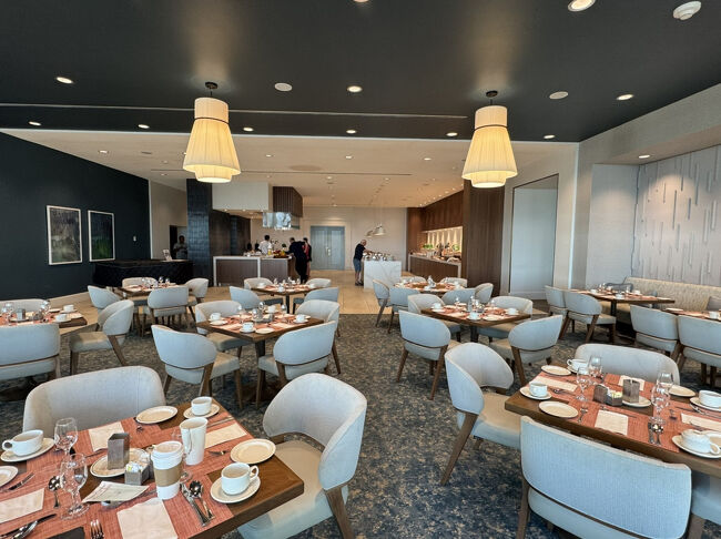 朝ご飯は7時半から。<br />奥にエッグステーションやビュッフェがありました。<br />こちら側とお隣にもダイニングがあります。<br />