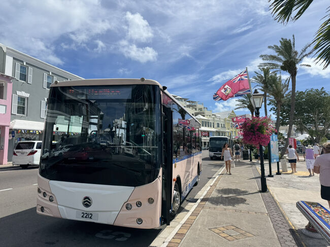 30分ほど乗ったでしょうか。<br />最初、移動手段にレンタカー？と思ったけど島にはレンタカー無い様だし、バイク？と思ったけど私は乗れません。<br />道の狭い所やカーブ多くバスと車がギリギリすれ違っていました。道をしらないと山越えなので危なそうに見えました。<br />バスが便利で本当にいい。乗り捨て出来てまるで運転手付きのマイカーです。<br />途中ゴルフコースがあり、その辺りがローズウッドホテルの様です。<br />ローズウッドに滞在してたらバス停まで遠そう。タクシー移動だね。