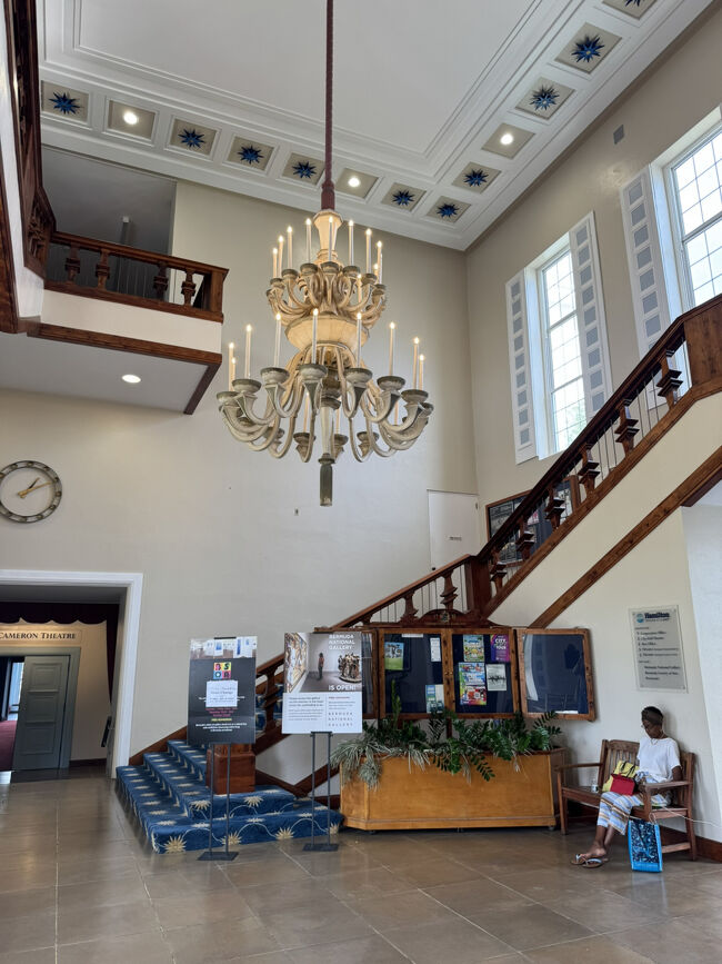 奥には劇場があり展示は2階でしてるようでした。