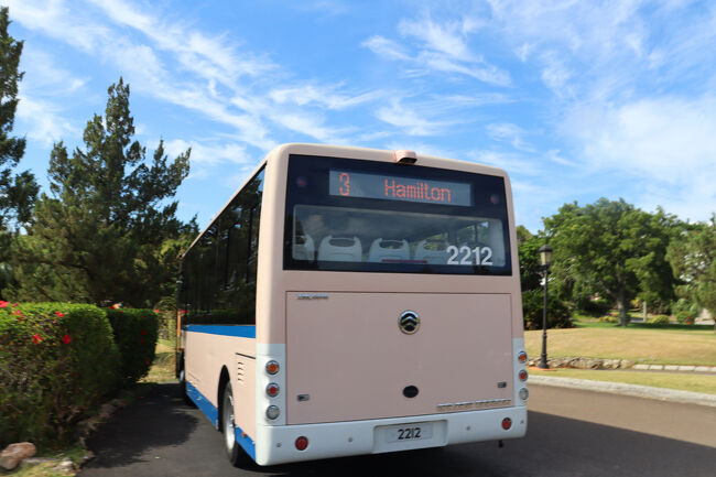 ハミルトンという町に行くのですが10か11番のバスとコンシェルジュに聞いていました。ホテルを出たらバスが停まっていてドアも閉まっていたのですが、このバスだ～！と思い、ノックしました。<br />5分程待つらしいですが乗せて貰いました。<br />バス停は敷地を出た所にありこの3番はホテルとハミルトンの区間のバスでした。<br />冷房ガンガンなので上着は必携です。