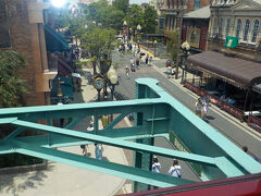 電車に乗ります。２０分待ちです。
乗り場は上り階段ですが、エレベーターを使いたいと言うと、１０分後に来てくださいという紙をもらいました。ベンチに座って待ちました。
上に上がって、次の乗車の列の最後尾に並びます。乗れなくて、次の次の列車になることもありました。
普通に並んだ方が早いです。