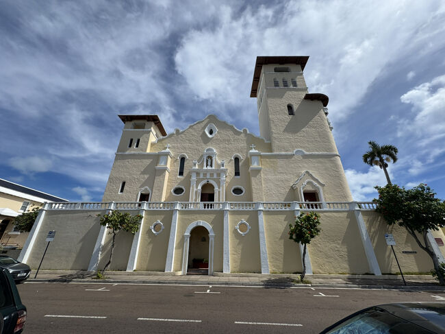 Saint Theresa's Cathedral セント・テレサズ大聖堂<br />カトリック大聖堂<br />もうアメリカ本土でもsearsシアーズの店舗ってあるの？と思いますがそのシアーズがあり電化製品とか売ってるのだと思いますが懐かしい気持ちで看板を眺めました。<br />イギリス領とはいえ、地理的にアメリカ色が強いんですね。