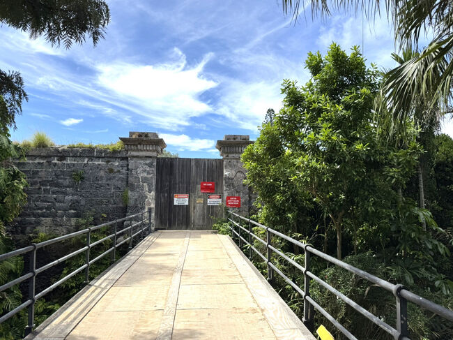 見晴らしがいいらしいので残念です。<br />ハミルトンの街のお店は小売りが多くちょっとしたバックやサングラスなど免税で売るお店や酒屋さんがありましたが、ロスバケ目線で見ると下着とか化粧品とかは目に付きませんでした。<br />代わりに家の雑貨などのお店がありました。