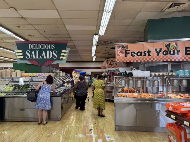 ハミルトン大聖堂の前で工事の人がランチをしていました。<br />買う所あるの？と見渡したらスーパーがありました。<br />The MarketPlace Hamilton