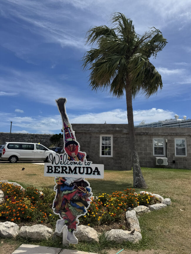 Victualling Yard<br />ここはドックヤードと言うエリア<br />この辺りを歩いて次はバスに乗ります。<br />乗ってきた船はハミルトンの往復便ですがジョージタウンまで行く船もあるようですが人気なので予約なんだとか。コンシェルジュが言ってました。<br />ここに無料のおトイレ有り。