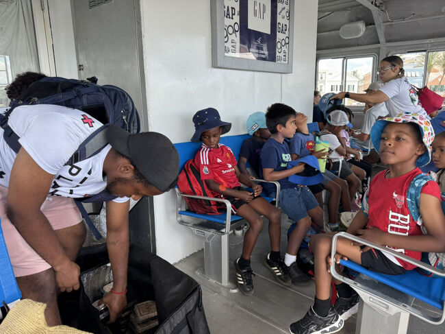 遠足のちびっこたちと一緒になりました。<br />ボーイズスクールかと思ってたら割合が極端でしたが女の子もいました。<br />先生がみんなの炒飯らしきランチを数えていました。<br />