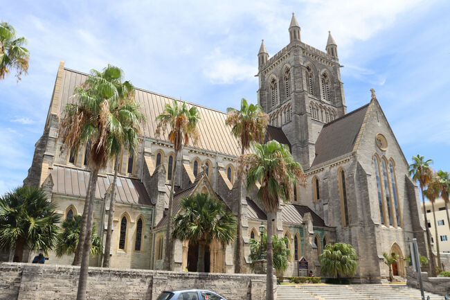 ザ・カテドラル・オフ・ザ・モースト・ホリー・トリニティ<br />通称ハミルトン大聖堂です。<br />近くににバスターミナルがあります。<br />私たちが乗ってきたバスの終点でもあり各方面に乗り換え出来ます。<br />一定の時間内であれば同じ料金で乗り継げます。