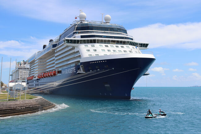 King's Wharf クルーズターミナル<br />クルーズが停泊中<br />やはり大きいですネ。