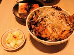 十勝豚丼いっぴん ステラプレイス店

18:00過ぎに無事に札幌へ戻ってきました。
あれだけ食べたのにお腹が空く。

今年も豚丼。梅奴付。
炭火で焼かれたお肉は脂が甘く、タレは継ぎ足しぽくて本当においしい！
一日たくさん食べた後でも完食。

混んでいて30分以上、1時間近く待ったと思う。
名前を書いてからプラプラ近くを回って戻りました。