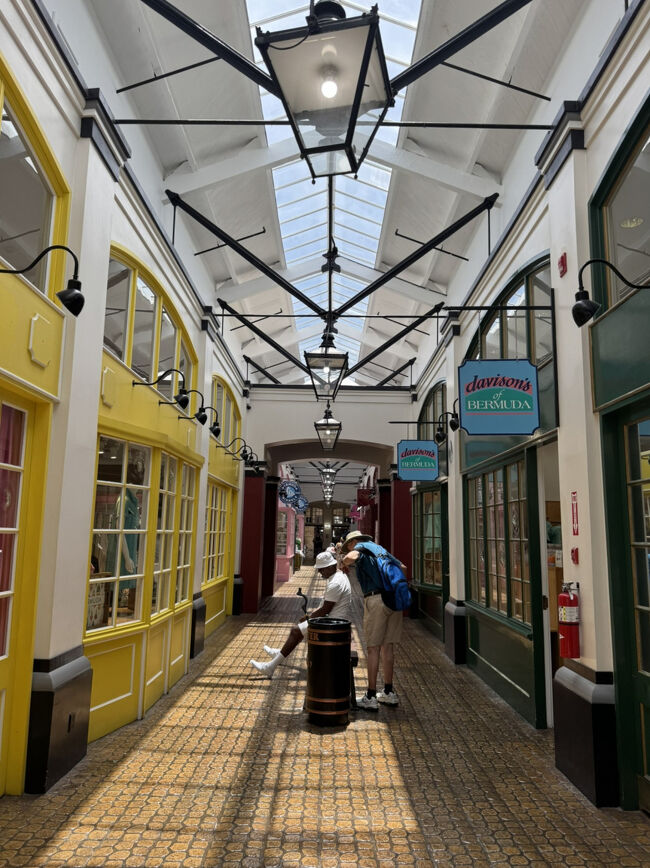 クロック・タワー・ショッピング・モール<br />Clock Tower Shopping Mall<br />建物があり入ってみるとアーケードになってました。<br />お店も営業してますがフェリーが着かない日は閉まってるそうです。<br />館内におトイレがありました。