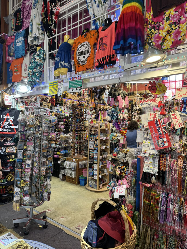 こんなザ・土産物屋みたいなお店もあります。