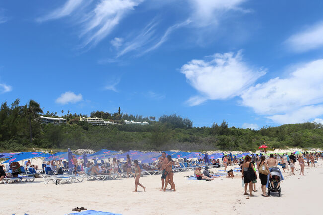 ビーチはこんなにいっぱい。<br />停泊してたフェリーのお客さんもビーチに繰り出してるのネ。<br />昔、セントマーチンのマホビーチでもフェリーの寄港がある時～ない時～で圧倒的に人数が違いました。マホビーチは飛行機を楽しむビーチだからそれはそれは賑やかな方が楽しかったなぁ。人が多いね！と思いますが居なかったら寂しいビーチです。<br />私たちはどちらかと言えば日焼けはしたくないし綺麗な海を見たかっただけなので退散です。<br />