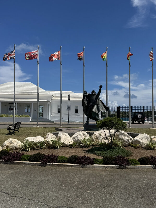 Sir George Somers Statue<br />セフトン・フロス・スクエアのセッド・ジェームス・サモスの銅像です。<br />1975－1840頃にバミューダーに奴隷として連れてこられた人物で1834年のバミューダーにおける奴隷制度廃止運動の指導者です。<br />カリブにしてもこういう島はアフリカからの奴隷が連れてこられてたのですねぇ。<br />美しい風景と歴史のギャップをいつも感じます。