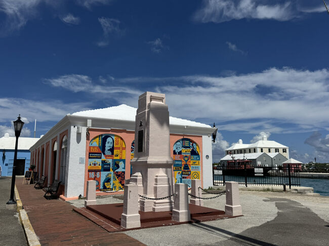 カラフルな建物の前の記念碑はバミューダ駐屯砲兵記念碑です。<br />この近くに無料のおトイレがありました。