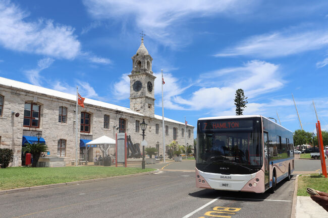 この建物の中がアーケードです。<br />その前にバス停があります。Googlemapで時刻や目的地検索出来るので便利です。<br />ここからHorseshoe Bay Cove (ピンクビーチ) に行きます。<br />Royal Naval Dockyard バス停<br />
