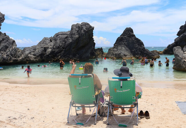 ホースシュー・ベイ・コーブ<br />Horseshoe Bay Cove<br />人が多く砂場がかき乱されピンクサンドビーチどころではありません・苦笑<br />写真の感じより人多めです。<br />