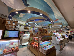 さて、とれとれ市場。
このエリアで一番大きな土産物屋さんだと思う