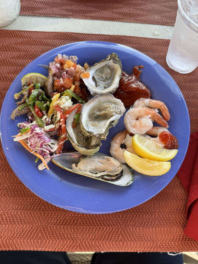 前菜は色々あり牡蠣もありました。<br />私は苦手・・・