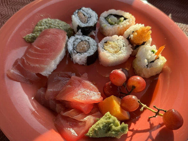 お鮨もありました。<br />鮪のお刺身も。