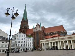 さて部屋に荷物を置いたら早速お出かけ。
とはいっても17時近いけど。

マルクト広場まで来ました。
お天気は良くないし、人も少ない。