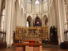 マルクト広場にある大聖堂。
ここの塔に上れるはずなんだけど、聞いてみたら塔は16：30までなのだとか。
時計を見たら17時前だったので、タッチの差だった。
じゃあまた明日と言ったけど、あれ？明日もその時間帯には来れないかもしれない。
このあとすぐ大聖堂も閉まってしまった。
