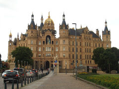 その7つのうちの最大のシュベリーン湖に佇むのがシュヴェリーン城。
湖の中にあり、橋で繋がっています。