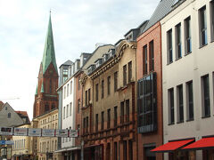 街の中心に戻って来ました。
人もまばらです。