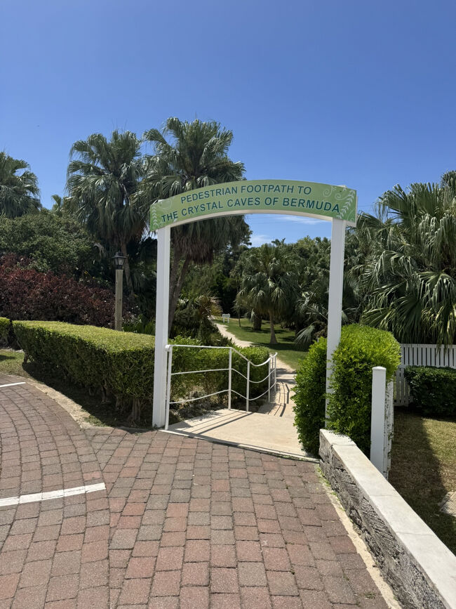 バミューダーの観光で見どころにファンタジーケーブとクリスタルケーブの2つの鍾乳洞があります。<br />ホテルから徒歩５分という近さです。<br />ホテルのバス停の次です。<br />ホテルでもケーヴは見たし私はあまり興味ないのですが夫が見たいと言うので行ってきました。