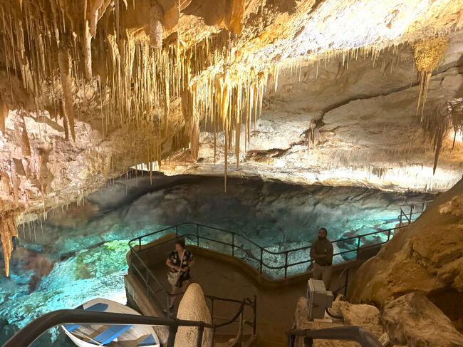 ファンタジーを先に入りました。<br />85段の階段と言ってたかな。<br />ホテルから徒歩だし暑かったので上着を持って行かなかったので一瞬、しまった！と思いましたが、全然ヒンヤリしていません。地下なので夏は湿気もあり寒くないらしい。湿気ねぇ・・・<br />このファンタジーケーブはクリスタルケーブの調査の課程で見つかりました。