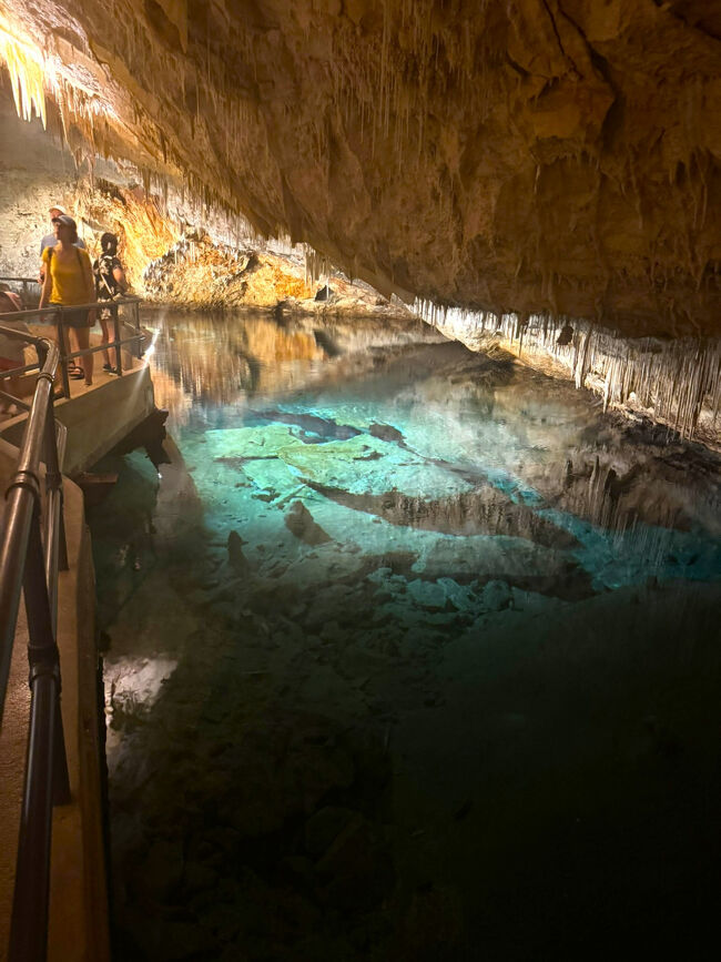 石灰石なので水がこの色に。<br />ニュージーランドのテカポ湖も石灰岩なのでお見事なエメラルドグリーンだったなぁ。石灰岩いいね！<br />ファンタジーの由来は幻想的だからとのこと。<br />地下にこういう空洞があるのは神秘です。<br />やはりホテルの無料ケーブとは違います・苦笑
