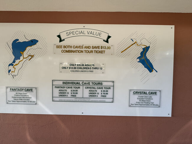 クリスタル・アンド・ファンタジー・ケイブス<br />Crystal and Fantasy Caves https://caves.bm/ <br />二つ見たら35ドルと割安になる制度です。<br />バケーション突入なので結構皆さん見に来ています。<br />お庭で10分ほど待ったら15人ぐらいのグループで案内されました。<br />余談だけど待ってる間に何処から？みたいな話になり、カナダの小さな子供を2名連れたご夫婦はバミューダーを気に入りこれから毎年来ようなんて言ってました。私たちも帰路にトロントに行きますがカナダからも便利なアクセスだものネ。<br />ワシントンD.Cからのご夫婦は独立記念日なので「ワシントンD.C！」と他の方から言われたら「だからここに居るのよ」と意味深な発言　フロリダからの方が近場ですが、オーストラリアからのハネムーナーがいらしたので彼らの方が私たちより遠方でした。