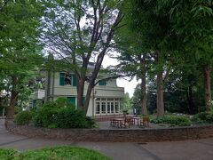 元町公園に再現されたというエリスマン邸。
エリスマン邸は、生糸貿易商社シーベルヘグナー商会の横浜支配人格として活躍した、スイス生まれのフリッツ・エリスマン氏の邸宅で、大正時代に建てられた。
設計は、「近代建築の父」といわれるチェコ人の建築家アントニン・レーモンドとのことでした。