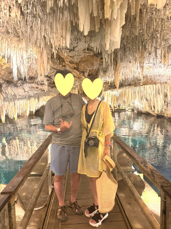 その後土地の所有者が観光化したのですが地下水を通じて何千年、何万年とかけて出来たこの石灰を切りお土産物として売ってたらしいので一部はお見事に真っ直ぐな断面となってます・苦笑<br />クリスタルの謂れは石灰石の結晶がクリスタルの様に光を反射してるから、との事