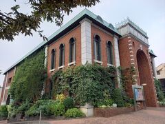 岩崎ミュージアムは、横浜開港期の西洋劇場ゲーテ座の面影を感じさせる服飾資料を中心とした博物館で、1885(明治18)年に建てられた商業劇場ゲーテ座の跡地の一部。
シェークスピアの『ハムレット』など、 西洋人による生の西洋演劇に 触れることのできる当時唯一の劇場として、日本の近代演劇史に足跡を残した。
1923年の関東大震災によって当時のゲーテ座は崩壊したが、1980年に博物館として再生したとのことでした。