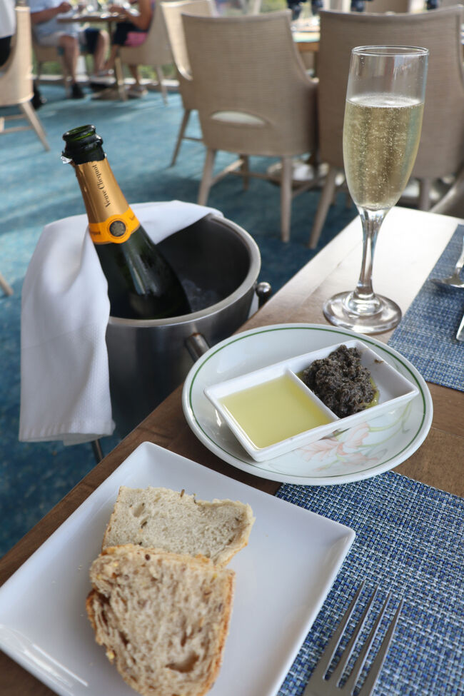 Hibiscus Restaurant <br />カリブのリゾートでは部屋で寛ぐ事も多かったので部屋で飲んだりすると思い空港で2本買ったのでまだ1本ヴーヴクリコがあります。<br />ホテルに聞いたらコケージは15ドルだそう。<br />ほんと、良心的<br />記念日？と聞かれたけど空港で買って飲み切れないと可愛げの無い返事をしました・苦笑