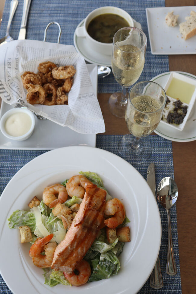 ほうれん草のスープと美味しかったカラマリを。<br />シーザーサラダには海老とサーモンのトッピング<br />本当はこれだけで美味しく満足です。