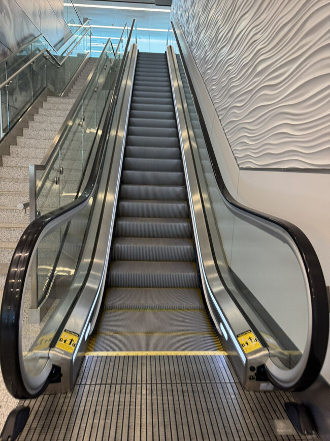 セキュリティ後、アメリカは左のエリアに。<br />アルバやプエルトリコみたいにアメリカ行きはここで入国も完結の様です。<br />アメリカ人には国内だね～<br />カナダや他国は2階へ