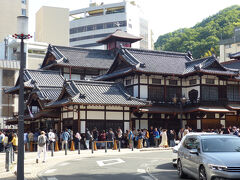 っと思ったら、ずいぶん並んでる。。。

朝8時半過ぎですよ。
近隣温泉から朝風呂でわざわざ来ている方もいるようです。
朝6時からやっているわけだ。。