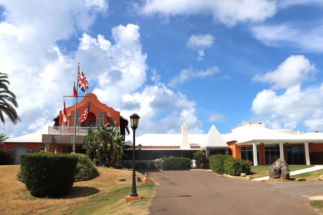 部屋のロケーションで値段は違うけど、こことて安くはないホテルだと思うけど結構人気がありアメリカの人で賑わってるホテルです。