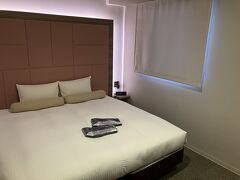 仕事を早めに切り上げてダッシュで東京駅へ。いつもの新幹線「自由席」に乗り込む。いつでも好きな時間に乗れる自由な「自由席」。もう指定席は買えません。15分前に行けば金曜日でも余裕。夫曰く、２号車の方が長くて空席が多いらしい。

この日のお宿は道頓堀クリスタルホテル。お部屋にどーんとクイーンベッド。それだけ。シャワーヘッドはリファ。駅から遠いけど繁華街に近くて便利。ベッドも寝心地良かったし、安かったし、リピートしてもいいかな。ただ、ホテル周辺は若干治安的に不安。なぜか黒塗り高級車の路駐が多くて、あの方々は一体何者？？　後でフロントのお兄さんに聞こうと思っていたのに聞き忘れてしまった。