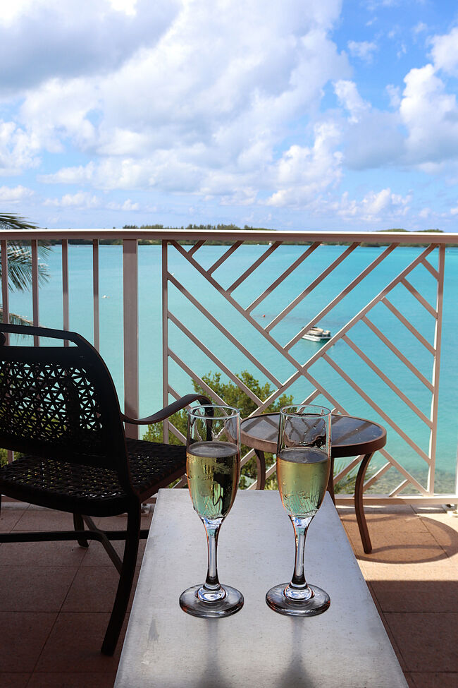 お部屋に戻ってきました。<br />空港で買ってたヴーヴクリコ飲まないと～！<br />お部屋でリラックスタイムです。