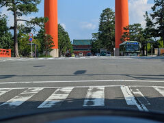 原付で巡る京都観光、続いてやってきたのは平安神宮！
なんといってもこの大鳥居をくぐるのが楽しみでした笑