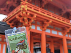 続いてやってきたのは上賀茂神社。
京都にはたくさんの神社がありますが、その中でも特に格の高いものです。

牛車のデザインがかわいい御守があったので、こちらを授かりました。
原付旅もゆっくりゆったり、牛車のように参ろうかという思いです笑