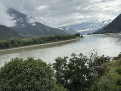 この日最初に訪れたのは長江第一湾という場所。大きくカーブした長江と残念ながら雲に隠れてしまってるけど高い山々が壮大な景色を生み出しています。
